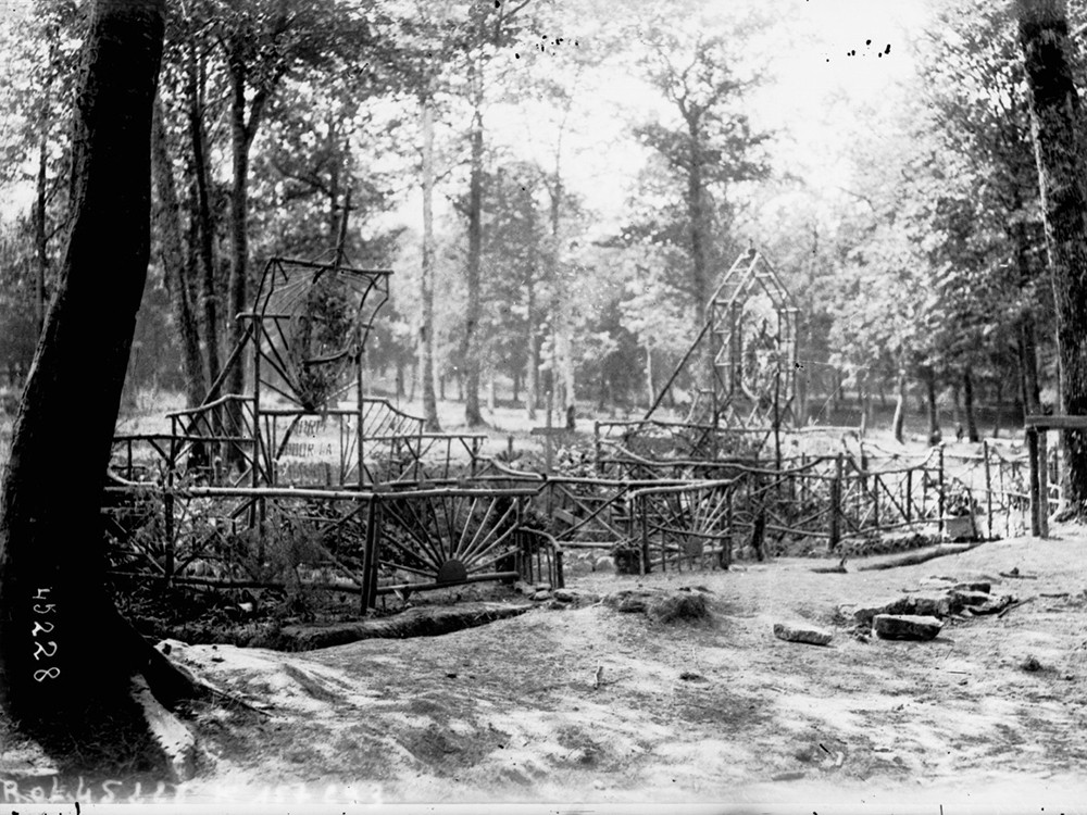 <p style="text-align: center;"><strong>French graves in the Bois de Calonne wood, surrounded by wooden fencing.</strong><br style="text-align: center;" /><span style="text-align: center;">Source / Cr&eacute;dit :&nbsp;</span><a style="text-align: center;" href="https://gallica.bnf.fr/ark:/12148/btv1b6908593q.item" target="_blank" rel="noopener">BNF / Gallica</a></p>
